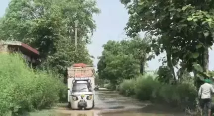 पंचकूला: गांव बड़ोना कला से समलेहड़ी जाने वाली सड़क तालाब में हुई तब्दील, सड़क पर चलते पानी में लोगों के वाहन हुए खराब#jansamshya