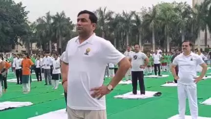 मुज़फ्फरनगर: विश्व योग दिवस पर डीएवी कॉलेज मैदान में उमड़ा जनसैलाब, प्रभारी मंत्री सहित अधिकारियों और छात्रों ने किया योगाभ्यास