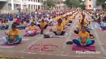 ಚಾಮರಾಜನಗರ: ನಗರದ ಸೇವಾಭಾರತಿ ಶಾಲೆಯಲ್ಲಿ ಯೋಗ ದಿನಾಚರಣೆ; ನೂರಾರು ಮಂದಿ ಯೋಗಪಟುಗಳು ಭಾಗಿ