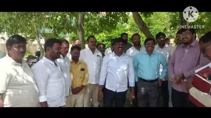 నకిరేకల్: పట్టణంలో ఇందిరమ్మ ఇండ్ల పత్రాల పంపిణీ సభాస్థలి ఏర్పాట్లను పరిశీలించిన జిల్లా కలెక్టర్ ఇలా త్రిపాఠి MLA వేముల వీరేశం