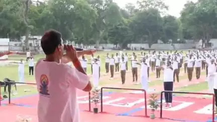 नवाबगंज: पुलिस लाइन स्थित ग्राउंड में 11वें अन्तर्राष्ट्रीय योग दिवस पर बाराबंकी पुलिस ने ऊर्जा व उत्साह के साथ किया योग