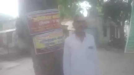 pidit Devendra Kumar Shukla kachhari ke collector Parishad mein aamran anshan per baithe hue hain Koi sunvaee Nahin