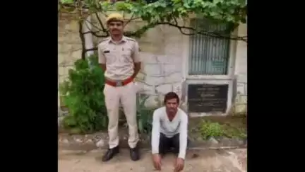 गंगापुर: गंगापुर सिटी थाना उदेई मोड ने आबकारी अधिनियम में एक व्यक्ति को गिरफ्तार कर अवैध देशी शराब के 54 पब्बे किए ज़ब्त