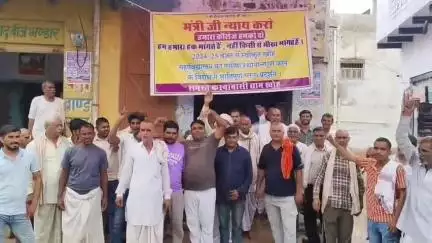 डीग जिले के गांव खोह में राजकीय महाविद्यालय को खोह से पसोपा स्थानांतरित किए जाने के विरोध धरना प्रदर्शन किया जा रहा है