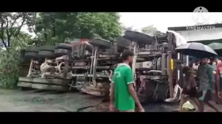 শদিয়া: তালাপত নিয়ন্ত্ৰণ হেৰুৱাই পথৰ দাঁতিত বাগৰি পৰিল এখন বিশাল ট্ৰাক ,চালক গুৰুতৰ ভাবে আহত