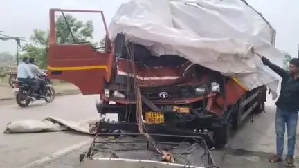 जांजगीर: उदयबंद गांव के NH 49 में माजदा वाहन ने ट्रेलर के पीछे से टकराई, हादसे में ड्राइवर को आई चोट