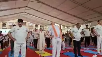 वाराणसी में विश्वनाथ धाम, नमो घाट एवं भारत माता सहित कई स्थानों पर अंतरराष्ट्रीय योग दिवस का आयोजन