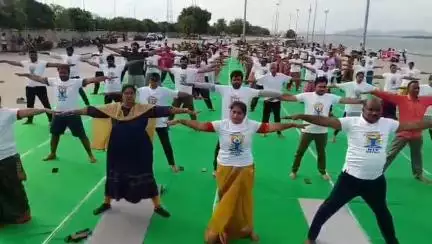 పవిత్ర సంగమం వద్ద యోగాసనాలు వేసిన కొండపల్లి మున్సిపల్ చైర్మన్, సిబ్బంది