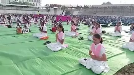 परभणी: स्टेडियम मैदानावर योगा समितीच्या वतीने आंतरराष्ट्रीय योग दिन साजरा, हजारो नागरिकांची उपस्थिती