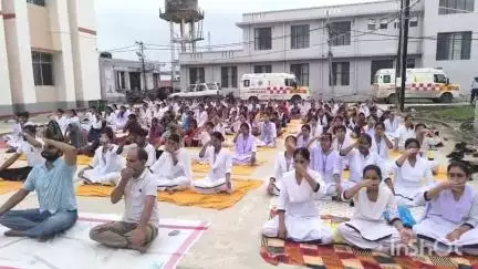 मुशहरी: मुजफ्फरपुर सदर अस्पताल में एएनएम स्कूल की छात्राओं, नर्सों और डॉक्टरों ने विश्व योग दिवस पर किया योग
