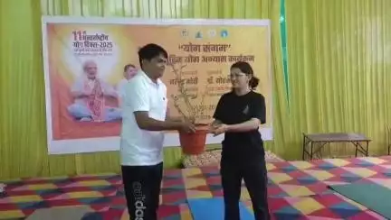 बड़वानी: बारिश से बदला योग दिवस का स्थान, कॉलेज मैदान की जगह साखी रिसॉर्ट में हुआ आयोजन, सांसद-कलेक्टर-एसपी ने किया योग