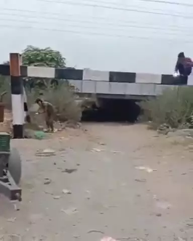 जगाधरी: विष्णु नगर पुलिया से बड़े वाहनों को रोकने के लिए रेलवे विभाग ने सड़क पर लगाया बेरी गेट