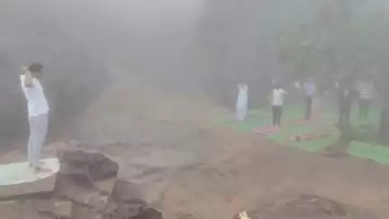 पिपरिया: मध्य प्रदेश की सबसे ऊंची चोटी पचमढ़ी के धूप गढ़ में योग साधना का हुआ आयोजन, स्थानीय निवासी और पर्यटक रहे मौजूद