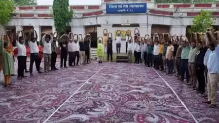 बड़वानी: 11वें विश्व योग दिवस पर बड़वानी जिला न्यायालय परिसर में हुआ सामूहिक योगाभ्यास