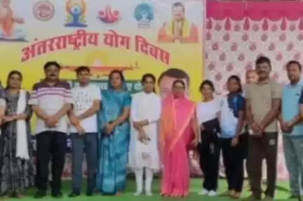 गाडरवारा: गाडरवारा नगर के शासकीय विद्यालय में 11वां अंतरराष्ट्रीय योग दिवस मनाया गया, नगर पालिका अध्यक्ष रहे मौजूद