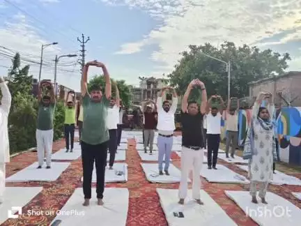 संडीला: कछौना नगर पंचायत में अंतर्राष्ट्रीय योग दिवस पर अध्यक्ष सहित बड़ी संख्या में लोगों ने किया योग
