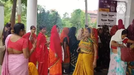 चेनारी: सामुदायिक स्वास्थ्य केंद्र चेनारी में गर्भवती महिलाओं की जांच की जा रही है