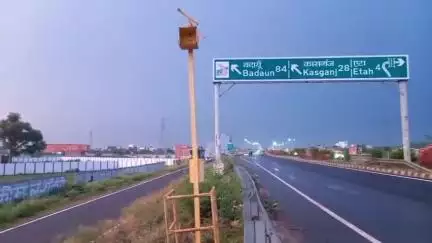 एटा: NH-34 गांव दूल्हापुर समीप आपातकालीन टेलीफोन बूथों से अज्ञात चोरों ने सोलर पैनल और बैटरी की चोरी, वीडियो आया सामने
