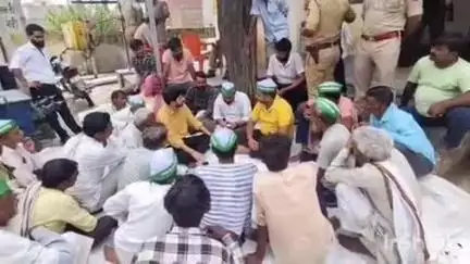 टूंडला: भारतीय किसान यूनियन भानू के पदाधिकारियों ने बिजली की समस्या को लेकर लाइनपार स्थित बिजली घर पर दिया धरना
