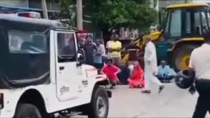 लाडपुरा: उद्योग नगर थाना क्षेत्र के रायपुरा इलाके में सड़कों की दुर्दशा को लेकर लोगों ने लगाया जाम, पुलिस पहुँची मौके