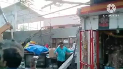 बस्ती: बस्ती नगर पालिका ने शहीद सत्यवान सिंह स्टेडियम के बगल में अवैध घर को बुलडोजर से किया ध्वस्त