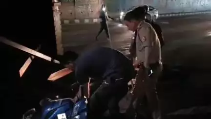 कानपुर: चकेरी थाना क्षेत्र के रामादेवी चौराहे पर फ्लाईओवर के नीचे कंटेनर गिरने से स्कूटी सवार घायल