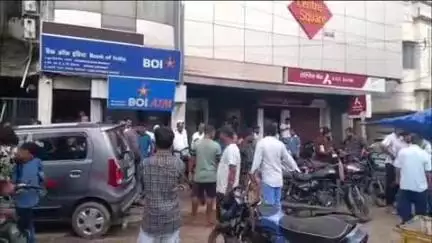 कोडरमा: झुमरीतिलैया में बैंक ऑफ इंडिया के सामने कार ने गाड़ियों को मारी टक्कर, पुलिस ने चालक को हिरासत में लिया