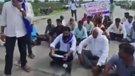 माजलगाव: जायकोचीवाडी फाटा येथे आझाद क्रांती सेनेकडून रस्ता रोको, रस्त्याचा प्रश्न सोडवण्याची मागणी