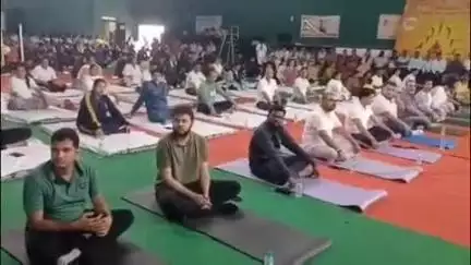छिंदवाड़ा नगर: ओलंपिक स्टेडियम के सभागार में मनाया गया 'अंतर्राष्ट्रीय योग दिवस', सांसद विवेक बंटी साहू व कलेक्टर-SP ने किया योगाभ्यास