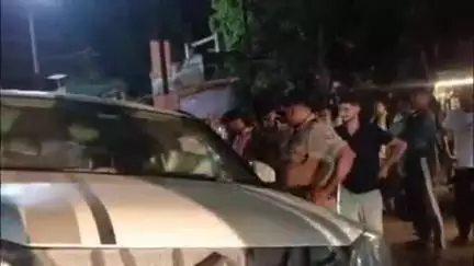 खुर्जा: नवदुर्गा शक्ति मंदिर रोड पर नशे में धुत युवक ने डिवाइडर पर चढ़ाई कार