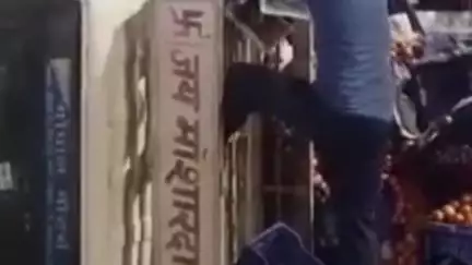 सिविल लाइंस इलाके में टमाटर से भरी महिंद्रा पिकअप पलटी, लगभग ₹60,000 का हुआ नुकसान
