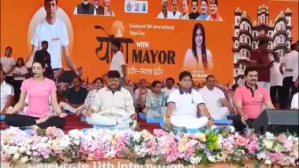 इंदौर: इंदौर के गोपुर चौराहे पर महापौर द्वारा योग कार्यक्रम आयोजित