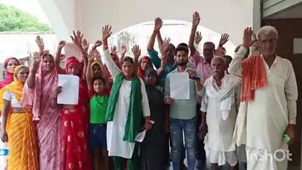 जलालाबाद: रघुनाथपुर में सड़क-नाली की मांग को लेकर महिलाओं ने एसडीएम को सौंपा ज्ञापन