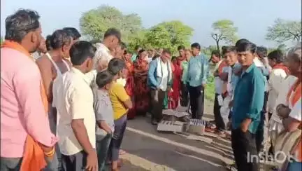 हदगाव: येवली येथे दारूमुळे त्रस्त झालेल्या महिलांनी पकडली दारू,अवैध दारू विक्रेत्यास केले तामसा पोलिसांच्या स्वाधीन #Jansamasya