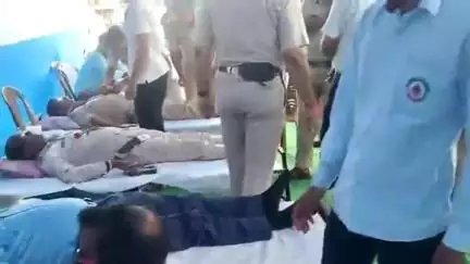 ধূপগুড়ি: জেলা পুলিশের উদ্যোগে ধুপগুড়ি ট্রাফিক গার্ডের ব্যবস্থাপনায় স্বেচ্ছায় রক্তদান শিবিরের আয়োজন ধুপগুড়ি স্টেশনমোড় এলাকায়