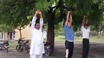 घोसी: अंतरराष्ट्रीय योग दिवस पर घोसी के विभिन्न स्थानों पर लोगों ने किया योगाभ्यास