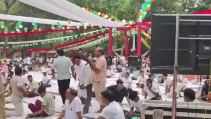 बदलापुर: अटल पार्क बहरा में योग दिवस पर भव्य आयोजन, 51,000 पेड़ लगाने की की गई घोषणा