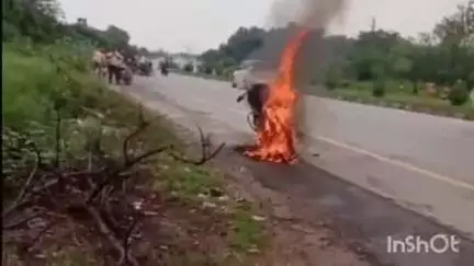घाटशिला: मनोहर कॉलोनी के पास NH-18 पर चलती बाइक में लगी आग, जलकर खाक