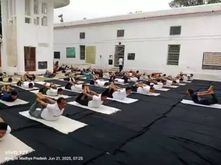 अलीराजपुर: जिला जेल में अंतर्राष्ट्रीय योग दिवस पर कर्मचारियों और बंदियों द्वारा सामूहिक योगाभ्यास का आयोजन