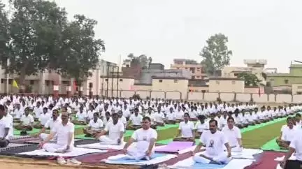 आज़मगढ़: जिले के चंद्रमा ऋषि आश्रम पर डीएम रविंद्र कुमार ने किया योग, कहा- करें योग, रहें निरोग, यही है स्वास्थ्य का सही मंत्र