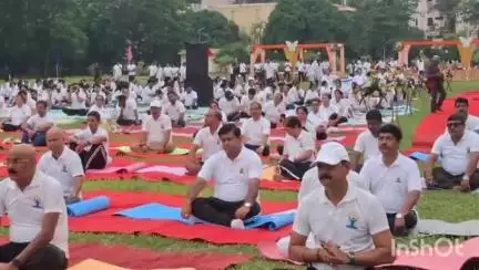 রাজারহাট: সল্টলেকে ন্যাশনাল ইনস্টিটিউট অব হোমিওপ্যাথি ইনস্টিটিউশনের মাঠে যোগ দিবস পালন করলেন কেন্দ্রীয় মন্ত্রী সুকান্ত মজুমদার