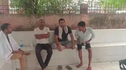 उन्नाव: बरवटपुर गांव में 11000 वोल्ट की बिजली लाइन का तार टूटकर रेलिंग पर गिरा, कपड़ा उठाने गई महिला करंट लगने से हुई मौत