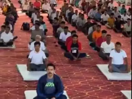 दंतेवाड़ा: दंतेवाड़ा के मेंडका डोबरा मैदान में एक हजार लोगों ने एक साथ किया योगाभ्यास, विधायक, कलेक्टर, एसपी रहे मौजूद
