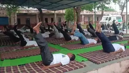सज्जनगढ़: सज्जनगढ़ में अंतर्राष्ट्रीय योग दिवस पर आयोजित हुआ भव्य ब्लॉक स्तरीय योग कार्यक्रम