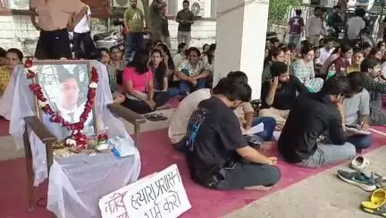 बड़गांव: RNT मेडिकल कॉलेज के हॉस्टल में डॉक्टर की मौत के विरोध में रेजिडेंट डॉक्टर्स की हड़ताल तीसरे दिन भी जारी