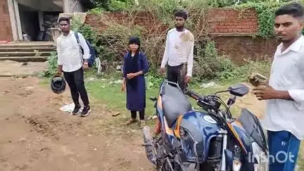 लातेहार: लातेहार स्टेशन रोड पर मेनोनाइट चर्च के पास दो बाइकों की टक्कर, तीन लोग घायल