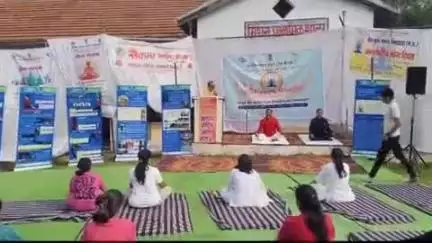 छिंदवाड़ा नगर: मिशन प्राथमिक स्कूल में केंद्रीय संचार ब्यूरो द्वारा योग अभ्यास कार्यक्रम आयोजित