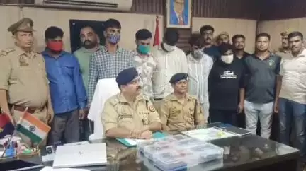 झांसी: झांसी जीआरपी ने प्लेटफॉर्म और ट्रेनों में चोरी करने वाले शातिर गैंग को पकड़ा, यात्रियों के बगल में लेटकर करते थे चोरी