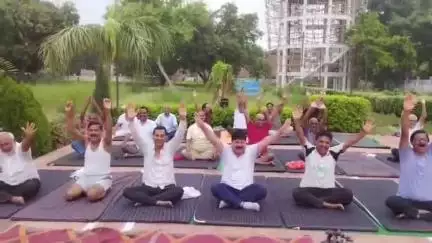 बेल्थरा रोड: योग दिवस पर बेल्थरारोड में अधिकारियों, नेताओं और आमजन ने मिलकर बहाया पसीना