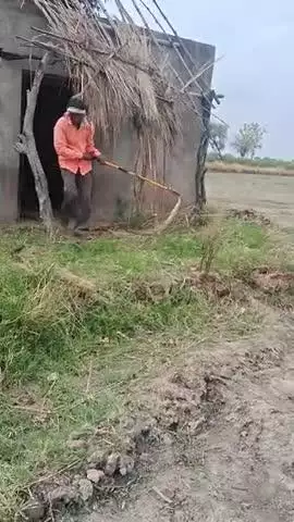 आज   हमारे यहा खेत पर ग्राम कुरसेंडा मे कही से आया अजगर बोरिंग के गड्ढे मे आज सुबह वन विभाग की टीम द्वारा किया गया रेस्क